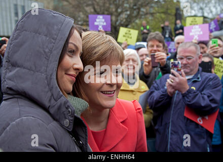 Leader del partito braves il dreich meteo scozzese con i sostenitori di tenere una bancarella di strada evento presso il Tumulo Edimburgo a parlare con gli elettori circa i SNP alternativa di austerità il giorno prima delle elezioni generali. Foto Stock