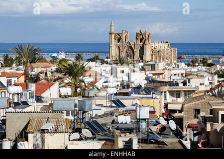 Vista dalle mura della città attraverso i tetti per il Lala Mustafa Pasha moschea, Gazimagusa (Famagusta), la parte settentrionale di Cipro Foto Stock