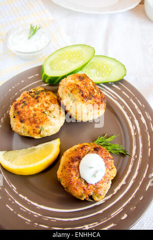 In casa tailandese torte pesce con salsa bianca, aneto e succo di limone sulla piastra Foto Stock