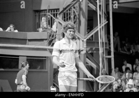 John McEnroe v Tom Gullikson, primo round in abbinamento a Wimbledon sulla Corte numero uno, lunedì 22 giugno 1981. John McEnroe era due focolai di crisi lontano dall essere buttato fuori di Wimbledon. Il numero due di sementi, ha ricevuto una segnalazione pubblica ed è stato quindi inserito 2 penalt Foto Stock