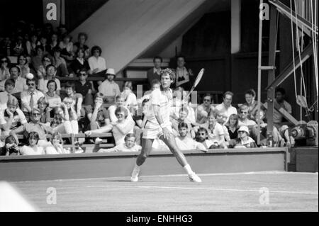 John McEnroe v Tom Gullikson, primo round in abbinamento a Wimbledon sulla Corte numero uno, lunedì 22 giugno 1981. John McEnroe era due focolai di crisi lontano dall essere buttato fuori di Wimbledon. Il numero due di sementi, ha ricevuto una segnalazione pubblica ed è stato quindi inserito 2 penalt Foto Stock