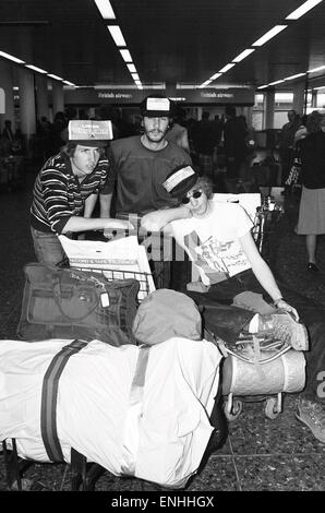 Le scene all'aeroporto di Gatwick di Londra il giorno che Laker Airways è andato busto. USA gli studenti con 'Laker' sui loro cappellotti. 5 febbraio 1982. Foto Stock