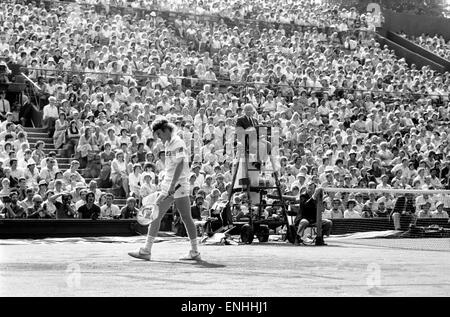 John McEnroe v Tom Gullikson, primo round in abbinamento a Wimbledon sulla Corte numero uno, lunedì 22 giugno 1981. John McEnroe era due focolai di crisi lontano dall essere buttato fuori di Wimbledon. Il numero due di sementi, ha ricevuto una segnalazione pubblica ed è stato quindi inserito 2 penalt Foto Stock