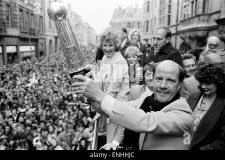 Oxford United FC manager Jim Smith, detiene aloft la Seconda Divisione del Campionato trofeo su di un autobus aperto sul tetto parade, allietati da migliaia di tifosi che affollavano le strade di Oxford per celebrare il loro successo del team. 13 maggio 1985. Foto Stock