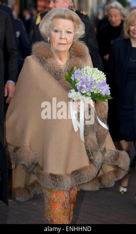 Amsterdam, Paesi Bassi. Il 5 maggio, 2015. La principessa Beatrice dei Paesi Bassi assiste il concerto di liberazione sul fiume Amstel di Amsterdam, Olanda, 5 maggio 2015. Foto: Albert Nieboer/EPR/ - nessun filo SERVICE -/dpa/Alamy Live News Foto Stock