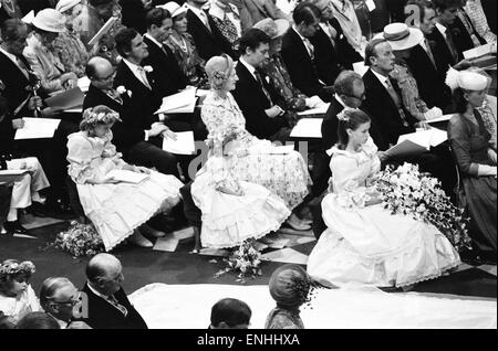 Giorno di nozze del principe Charles e Lady Diana Spencer, 29 luglio 1981. Nella foto: assistenti nuziale presso la Cattedrale di St Paul, a destra la signora Sarah Armstrong-Jones (età 17) Foto Stock