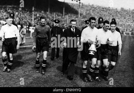 1933 finale di FA Cup a Wembley. Everton 3 v Manchester City 0. Everton il Dixie Dean detiene la FA Cup Trofeo su un giro di onore dopo la partita. Il 29 aprile 1933. Foto Stock