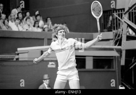 John McEnroe v Tom Gullikson, primo round in abbinamento a Wimbledon sulla Corte numero uno, lunedì 22 giugno 1981. John McEnroe era due focolai di crisi lontano dall essere buttato fuori di Wimbledon. Il numero due di sementi, ha ricevuto una segnalazione pubblica ed è stato quindi inserito 2 penalt Foto Stock