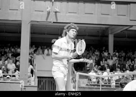 John McEnroe v Tom Gullikson, primo round in abbinamento a Wimbledon sulla Corte numero uno, lunedì 22 giugno 1981. John McEnroe era due focolai di crisi lontano dall essere buttato fuori di Wimbledon. Il numero due di sementi, ha ricevuto una segnalazione pubblica ed è stato quindi inserito 2 penalt Foto Stock