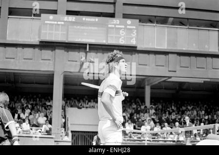 John McEnroe v Tom Gullikson, primo round in abbinamento a Wimbledon sulla Corte numero uno, lunedì 22 giugno 1981. John McEnroe era due focolai di crisi lontano dall essere buttato fuori di Wimbledon. Il numero due di sementi, ha ricevuto una segnalazione pubblica ed è stato quindi inserito 2 penalt Foto Stock