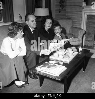 Il presentatore Tv Hughie Green visto qui a casa con la sua famiglia. Da sinistra a destra la figlia Linda Hughie Green, moglie Clair e figlio Christopher. 4 Dicembre 1957 Foto Stock