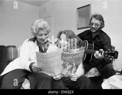 Lena Zavaroni, anni 14, gode di un singalong con genitori Hilda e Victor, a casa in Rothesay, Isle of Bute, Scozia, settembre 1978. Foto Stock