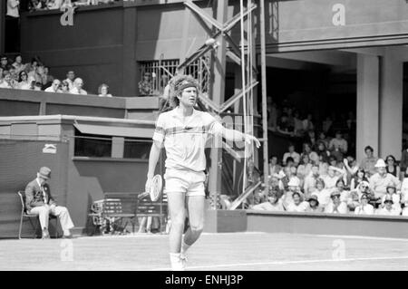 John McEnroe v Tom Gullikson, primo round in abbinamento a Wimbledon sulla Corte numero uno, lunedì 22 giugno 1981. John McEnroe era due focolai di crisi lontano dall essere buttato fuori di Wimbledon. Il numero due di sementi, ha ricevuto una segnalazione pubblica ed è stato quindi inserito 2 penalt Foto Stock