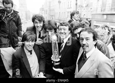 Oxford United calciatori con la Seconda Divisione del Campionato trofeo su di un autobus aperto sul tetto parade, allietati da migliaia di tifosi che affollavano le strade di Oxford per celebrare il loro successo del team. Tenendo il trofeo è Malcolm Shotten. 13 maggio 1985. Foto Stock