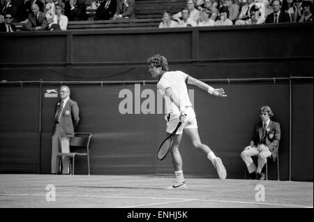 John McEnroe v Tom Gullikson, primo round in abbinamento a Wimbledon sulla Corte numero uno, lunedì 22 giugno 1981. John McEnroe era due focolai di crisi lontano dall essere buttato fuori di Wimbledon. Il numero due di sementi, ha ricevuto una segnalazione pubblica ed è stato quindi inserito 2 penalt Foto Stock