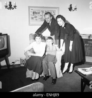 Il presentatore Tv Hughie Green visto qui a casa con la sua famiglia. 4 Dicembre 1957 Foto Stock