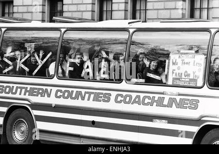 Migliaia di Laker Airways dipendenti arrivarono a Londra per una dimostrazione a sostegno del loro capo Sir Freddie Laker, dopo che la società è fallita. Il pullman arrriving a Londra da Gatwick, portando i dipendenti. 8 febbraio 1982. Foto Stock