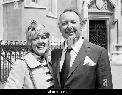 Testa di Laker Airways Freddie Laker con sua moglie Patricia fuori Londra tribunali come essi ricorso contro il Ministero del Commercio. Il 26 maggio 1976. Foto Stock