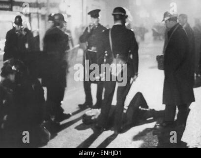 Poliziotto giace ferito criticamente con testa ferite, Shankhill Road, Belfast, Irlanda del Nord, la mezzanotte domenica 12 ottobre 1969. Foto Stock