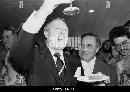 Testa di Laker Airways Freddie Laker nell entusiasmo presso l' aeroporto di Gatwick il giorno del volo inaugurale del suo transatlantico servizio Skytrain dall'aeroporto Gatwick di Londra al JFK di New York. Il volo può ospitare 345 passeggeri e avrà un costo di £59 per un segno di spunta Foto Stock