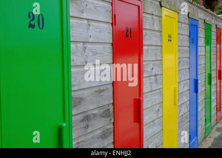 Colorato beach hut porte in Cornovaglia Foto Stock