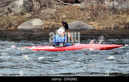 Uomo Senior in un kayak paddling le rapide sul fiume Hudson in Adirondack State Park Adirondacks. Foto Stock