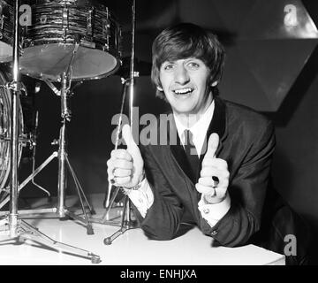 Ringo Starr festeggia il suo ventiquattresimo compleanno presso la BBC Lime Grove Studios in Sheppards Bush, Londra, martedì 7 luglio 1964. I Beatles sono stati presso la BBC alla pellicola un inserto per 'Top del pop". Foto Stock