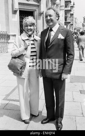 Testa di Laker Airways Freddie Laker con sua moglie Patricia fuori Londra tribunali come essi ricorso contro il Ministero del Commercio. Il 26 maggio 1976. Foto Stock