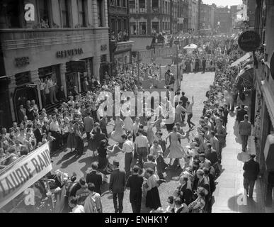 La folla ballare in strada durante la fiera di Soho a Londra centrale. Il 10 luglio 1955. Foto Stock