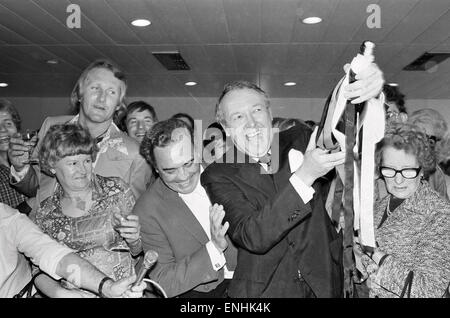 Testa di Laker Airways Freddie Laker nell entusiasmo presso l' aeroporto di Gatwick il giorno del volo inaugurale del suo transatlantico servizio Skytrain dall'aeroporto Gatwick di Londra al JFK di New York. Il volo può ospitare 345 passeggeri e avrà un costo di £59 per un segno di spunta Foto Stock