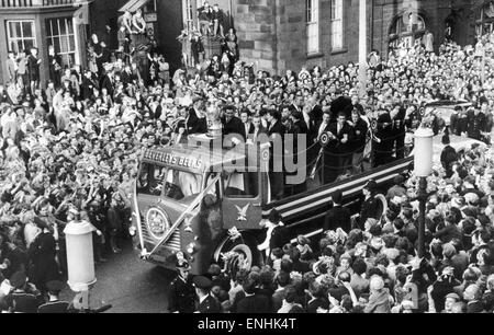 La Wakefield Trinity team arriva presso il municipio sul retro di una birre Beverleys autocarro circondato da migliaia di appassionati. La Civic reception era tenuto a celebrare le squadre vittoria su scafo nel Rugby League Cup finale. Il 15 maggio 1960 Foto Stock