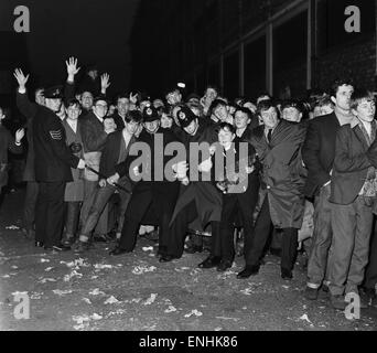 La polizia che trattiene la grande folla di Everton tifosi che sono in coda per i biglietti per i loro team FA Cup quinto round match contro i rivali Liverpool, per essere giocato al Goodison Park. Tifosi in coda per 35 ore prima che i tornelli aperti e la coda è stata un miglio l Foto Stock