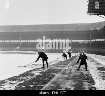 Groundsmen provare a cancellare la neve dal passo a Goodison Park, casa di Everton Football Club, due giorni prima della loro partita contro il Bristol Rovers in FA Cup quinto round. Il 10 febbraio 1969. Foto Stock