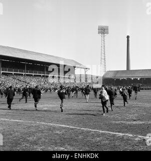 Blackburn Rovers v Manchester United, league a Ewood Park, sabato 3 aprile 1965. A metà tempo cliente 0-0. Il Manchester United e Blackburn Rovers ventole modificare le estremità, in modo che possano guardare i propri in avanti. Punteggio finale: Blackburn Rovers 0-5 Mancheste Foto Stock