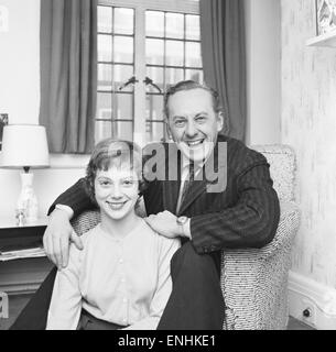 Il presentatore Tv Hughie Green visto qui a casa con la sua figlia di 14 anni, Linda. 21 Gennaio 1958 Foto Stock