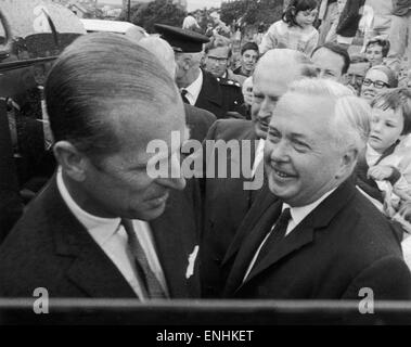 Il Duca di Edimburgo visto qui in chat con leader laburista Harold Wilson al di fuori del suo cottage, durante una visita reale al Scilly isola dalla regina e la famiglia reale. 10 Agosto 1967 Foto Stock