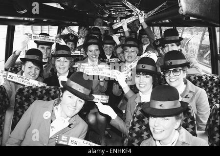 Migliaia di Laker Airways dipendenti arrivarono a Londra per una dimostrazione a sostegno del loro capo Sir Freddie Laker, dopo che la società è fallita. Volti sorridenti come il pullman foglie Gatwick di Londra. 8 febbraio 1982. Foto Stock