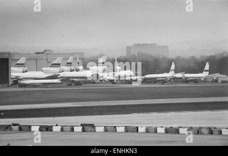 Le scene all'aeroporto di Gatwick di Londra il giorno che Laker Airways è andato busto. Messa a terra della flotta Laker aerei parcheggiati sul lato lontano dall'aeroporto. 5 febbraio 1982. Foto Stock