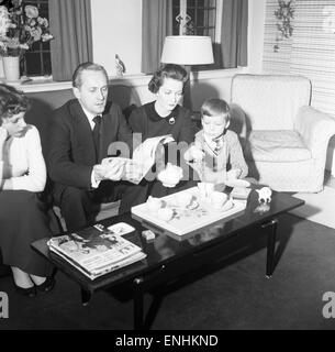 Il presentatore Tv Hughie Green visto qui a casa con la sua famiglia. Da sinistra a destra la figlia Linda Hughie Green, moglie Clair e figlio Christopher. 4 Dicembre 1957 Foto Stock