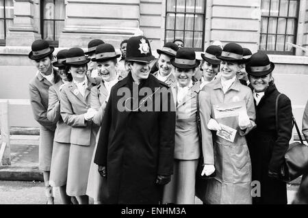 Migliaia di Laker Airways dipendenti arrivarono a Londra per una dimostrazione a sostegno del loro capo Sir Freddie Laker, dopo che la società è fallita. La figura mostra la polizia in congiunzione con la mostra di sostegno. 8 febbraio 1982. Foto Stock