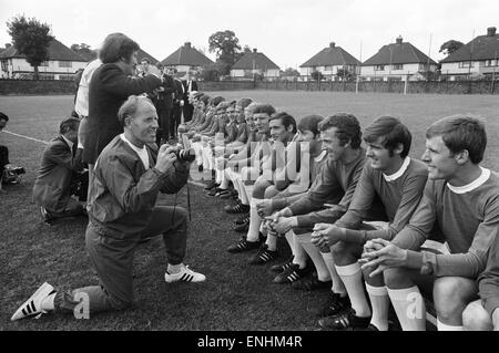 Everton squad posano per una foto di gruppo al loro annuale photocall presso il loro campo di allenamento in West derby. Trainer Wilf Dixon prende qualche foto della propria. Il 24 luglio 1969. Foto Stock