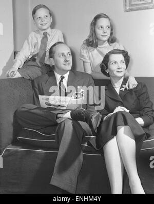 Il presentatore Tv Hughie Green visto qui a casa con la sua famiglia. Circa 1955 Foto Stock