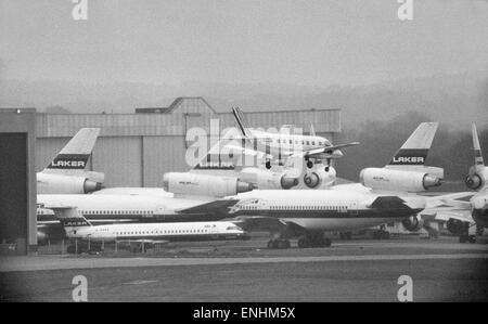 Le scene all'aeroporto di Gatwick di Londra il giorno che Laker Airways è andato busto. Messa a terra della flotta Laker aerei parcheggiati sul lato lontano dall'aeroporto. 5 febbraio 1982. Foto Stock