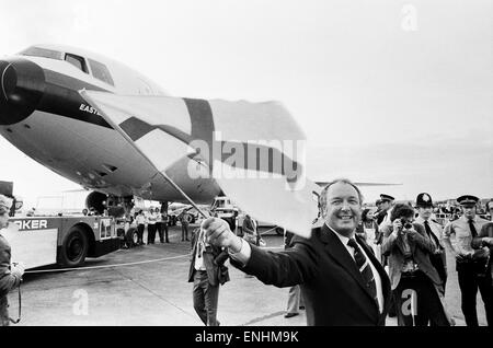 Testa di Laker Airways Freddie Laker nell entusiasmo presso l' aeroporto di Gatwick il giorno del volo inaugurale del suo transatlantico servizio Skytrain dall'aeroporto Gatwick di Londra al JFK di New York. Il volo può ospitare 345 passeggeri e avrà un costo di £59 per un segno di spunta Foto Stock