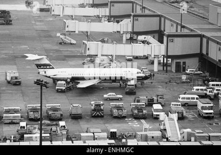 Le scene all'aeroporto di Gatwick di Londra il giorno che Laker Airways è andato busto. Un invasata DC10 sulla pista dell'aeroporto di Gatwick. 5 febbraio 1982. Foto Stock