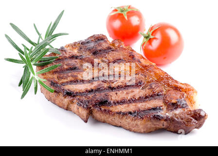 Bistecca di striscia sulla piastra bianca. Il rosmarino e pomodori guarnire. Foto Stock