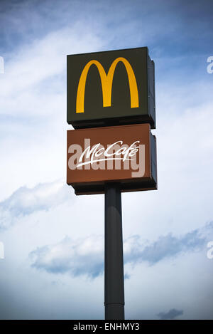 NOVI SAD SERBIA - 5 Maggio 2015: McDonalds e McCafe segni sul Post per contrassegnare un ristorante fast food. Illustartive redazione per McDo Foto Stock