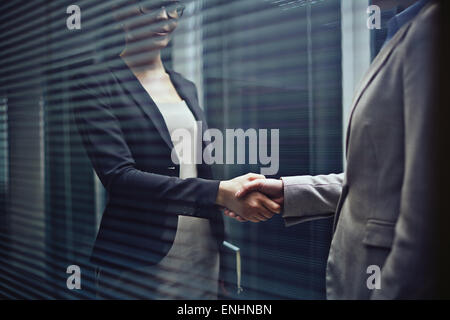 Close-up di imprenditrici handshaking Foto Stock