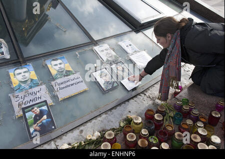 Kiev, Ucraina. Xxi Aprile, 2015. Una ragazza di un guerriero che è stato ucciso piange con gli occhi chiusi.Maidaïen piazza nel centro di Kiev ha un memoriale per le persone uccise durante la rivolta nel febbraio 2014 © Hans Van Rhoon/ZUMA filo/ZUMAPRESS.com/Alamy Live News Foto Stock