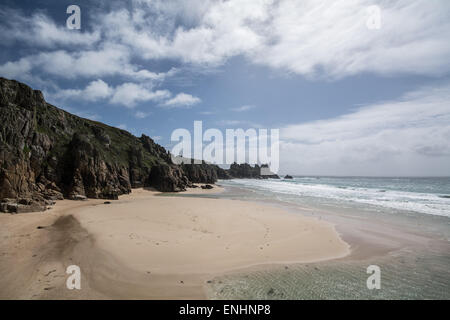 Treen, Cornwall, Regno Unito. Il 6 maggio 2015. Regno Unito: Meteo soleggiato con venti blustery su gran parte della Cornovaglia, con venti grazie alla facilità di giovedì. Credito: Simon Maycock/Alamy Live News Foto Stock